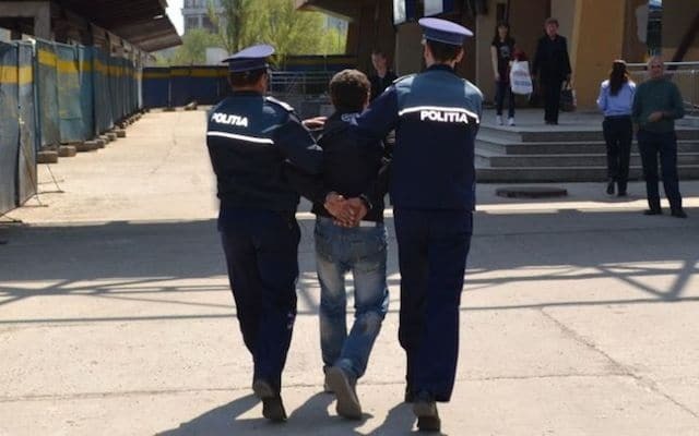 Piatra-Neamț. Doi adolescenți arestați preventiv după un atac cu cuțitul pentru… 8 lei!