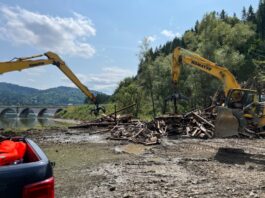 VIDEO. Operațiune de curățare pe lacul Izvorul Muntelui