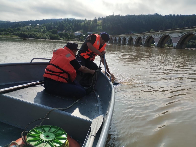 Lupta cu dezastrul produs de furia apelor. Record - cea mai mare operațiune de salvare în urma inundațiilor, cu cinci elicoptere MAI 6 Lupta cu dezastrul produs de furia apelor. Record - cea mai mare operațiune de salvare în urma inundațiilor, cu cinci elicoptere MAI