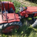 Tragedie la Pipirig. Un bărbat și-a pierdut viața după ce s-a răsturnat cu tractorul
