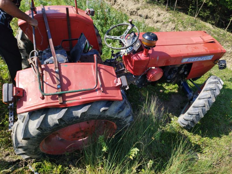 Tragedie la Pipirig. Un bărbat și-a pierdut viața după ce s-a răsturnat cu tractorul