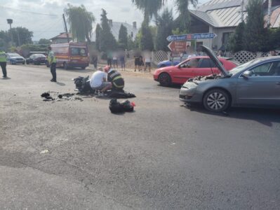 FOTO. Două persoane rănite după impactul dintre un autoturism și o motocicletă