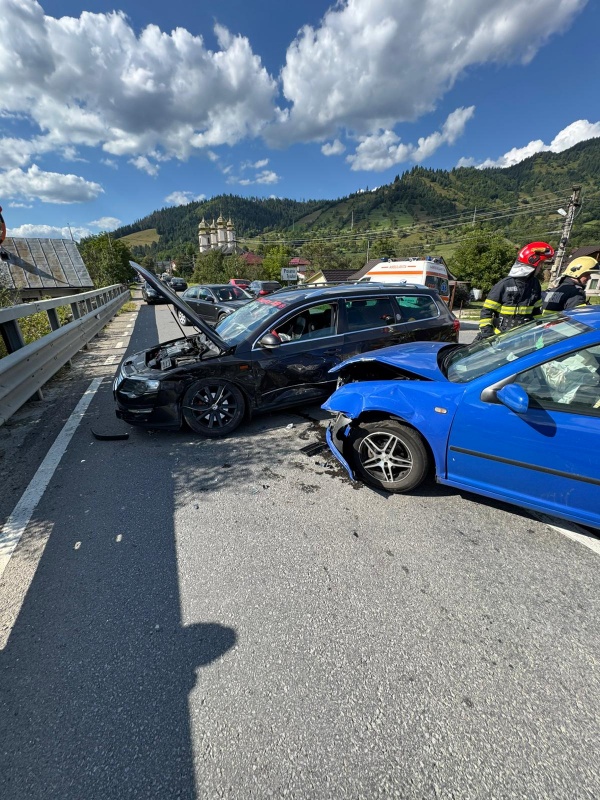 FOTO. Accident cu victime la Poiana Teiului 2 FOTO. Accident cu victime la Poiana Teiului