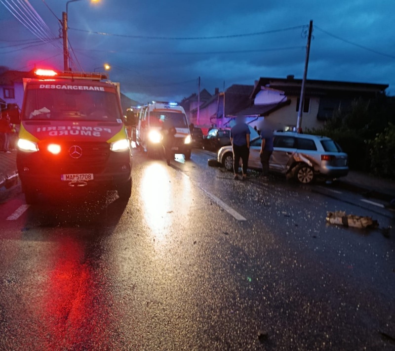 Accident la Câmpulung Moldovenesc. Două persoane rănite în urma unui carambol cu patru mașini