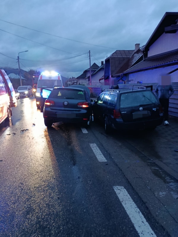Accident la Câmpulung Moldovenesc. Două persoane rănite în urma unui carambol cu patru mașini