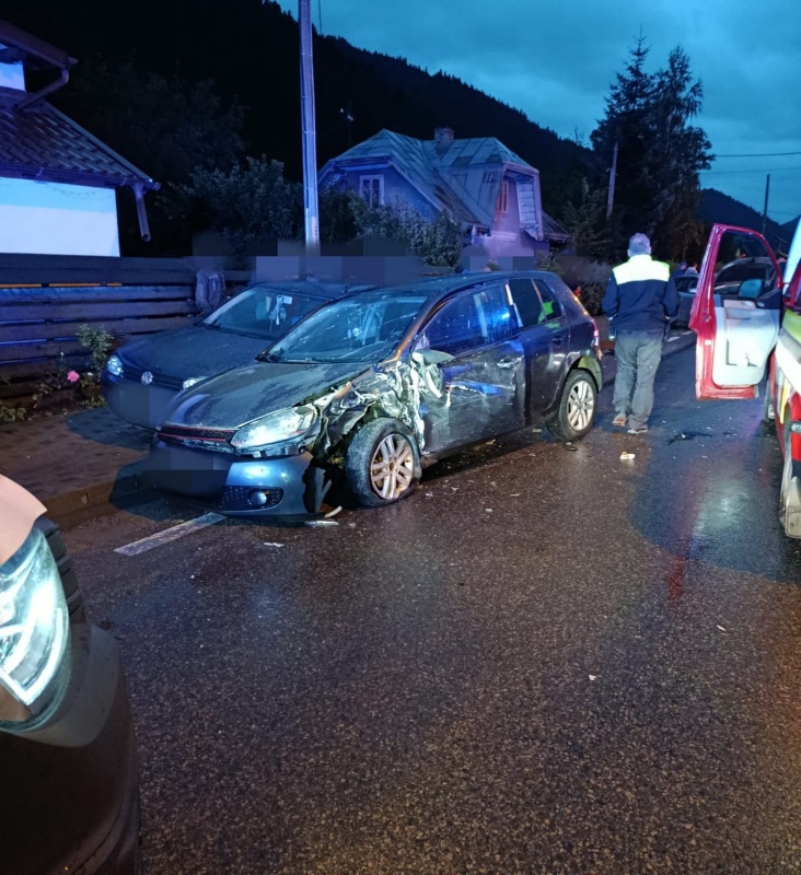 Accident la Câmpulung Moldovenesc. Două persoane rănite în urma unui carambol cu patru mașini
