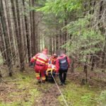 Femeie accidentată în pădure, recuperată de salvamontiști și pompieri