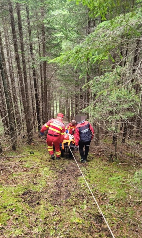 Femeie accidentată în pădure, recuperată de salvamontiști și pompieri