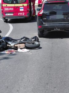 FOTO. Știre actualizată. Neamț. Motociclist prins sub un autoturism la Tămășeni.Victima a fost salvată de un paramedic aflat în timpul liber