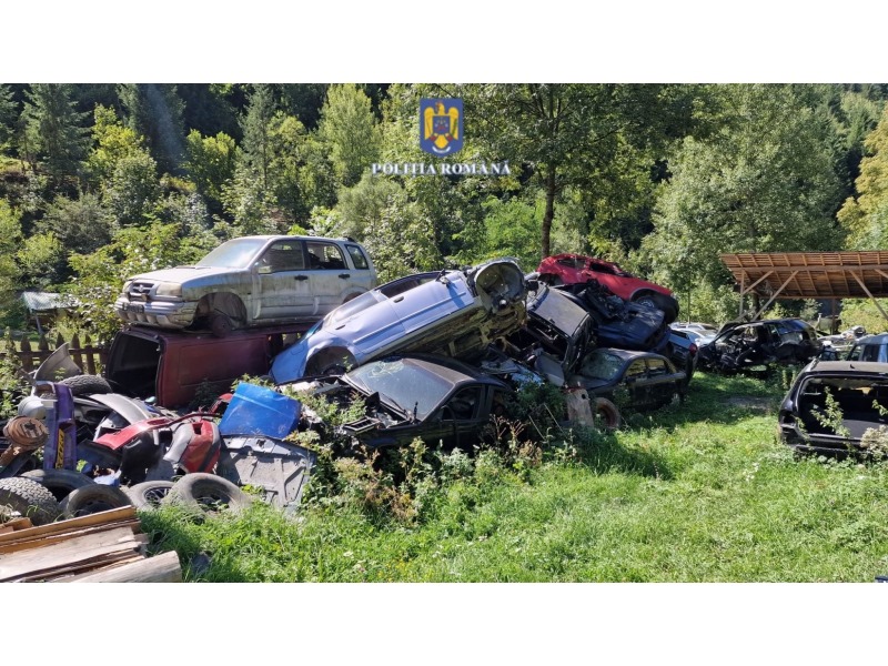 FOTO. Cimitir de mașini fără autorizație în Bicaz Chei. Proprietarul amendat cu 4.000 de lei