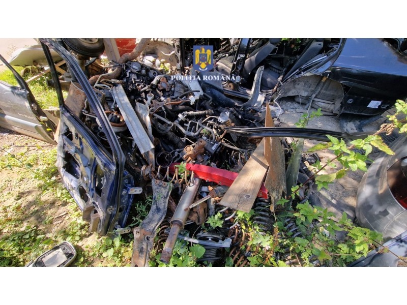 FOTO. Cimitir de mașini fără autorizație în Bicaz Chei. Proprietarul amendat cu 4.000 de lei