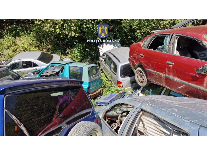 FOTO. Cimitir de mașini fără autorizație în Bicaz Chei. Proprietarul amendat cu 4.000 de lei