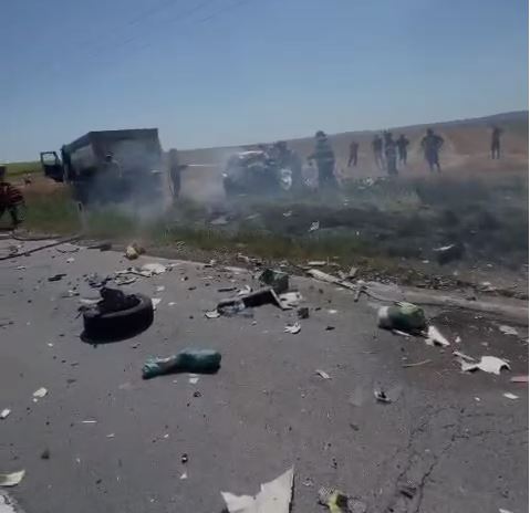 Știre actualizată. FOTO. Iași. O persoană și-a pierdut viața, iar alte trei sunt în stare gravă după un accident produs între un TIR și un autoturism