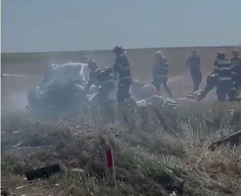 Știre actualizată. FOTO. Iași. O persoană și-a pierdut viața, iar alte trei sunt în stare gravă după un accident produs între un TIR și un autoturism