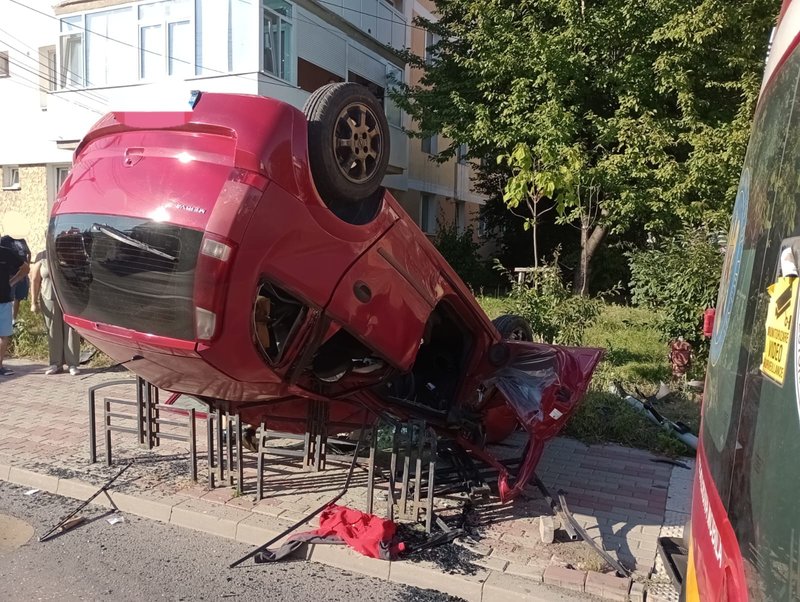 Accident spectaculos pe varianta ocolitoare a municipiului Piatra Neamț: un autoturism a ajuns pe trotuar, pe cupolă