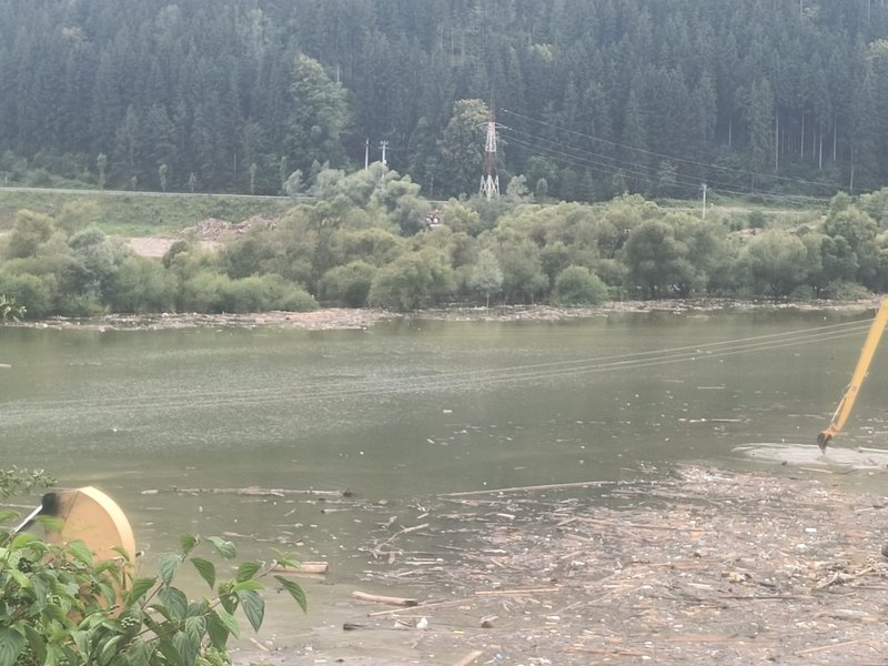 Până la 1 septembrie ar trebui să fie terminată curățarea lacului Izvorul Muntelui 2 Până la 1 septembrie ar trebui să fie terminată curățarea lacului Izvorul Muntelui_