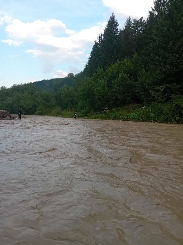 FOTO. Neamț. Inundații în Pipirig. Bărbat salvat de forțe ale ISU Neamț după creșterea nivelului râului Ozana