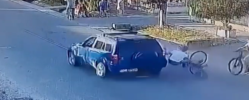 Video-foto. Bărbat băut reținut după ce a accidentat un minor pe bicicletă