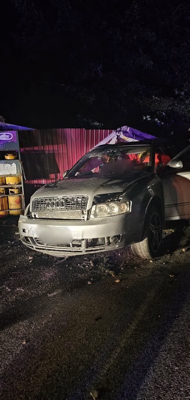 FOTO. Suceava. Un bărbat și-a pierdut viața într-un accident: mașina a lovit un stâlp de electricitate