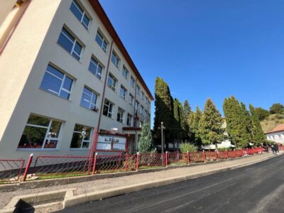 Video – foto. Festivități marcate de proteste la deschiderea noului an școlar în Neamț