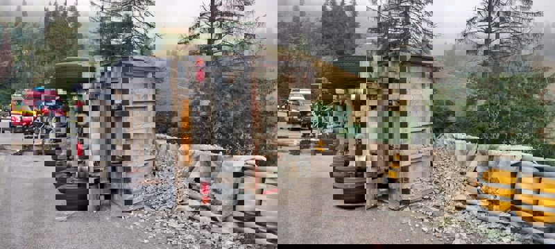 Suceava. Autobasculantă cu pietriș răsturnată în Pasul Mestecăniș. Șoferul a fost transportat la spital