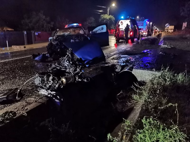 FOTO. Botoșani. Tânăr rănit după ce a intrat cu mașina într-un cap de pod