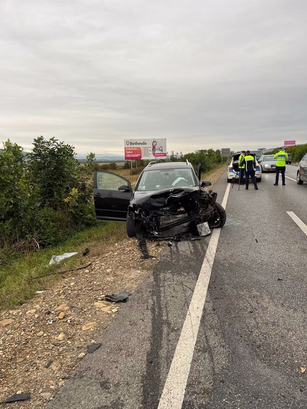 FOTO. Suceava. Accident între trei autoturisme. Trei persoane au fost rănite 1 FOTO. Suceava. Accident între trei autoturisme. Trei persoane au fost rănite