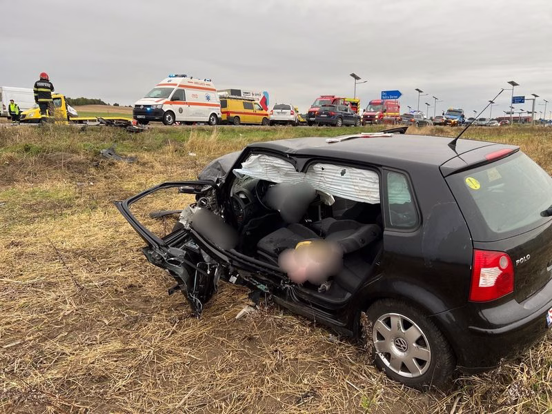 FOTO. Suceava. Accident între trei autoturisme. Trei persoane au fost rănite 2 FOTO. Suceava. Accident între trei autoturisme. Trei persoane au fost rănite