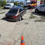 O mașină a rămas blocată într-o groapă pe o stradă din Piatra Neamț