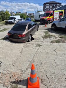 O mașină a rămas blocată într-o groapă pe o stradă din Piatra Neamț