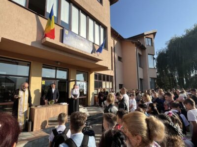 Video – foto. Festivități marcate de proteste la deschiderea noului an școlar în Neamț