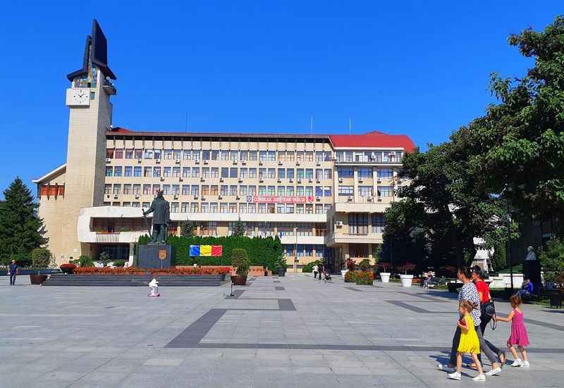 Vaslui Tragedie în centrul municipiului Vaslui. Un băiețel a murit electrocutat la un spot de iluminat public_
