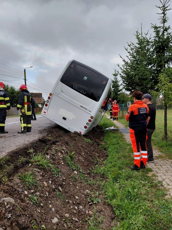 FOTO. Accident spectaculos: 26 de persoane au fost scoase din autobuz de pompieri