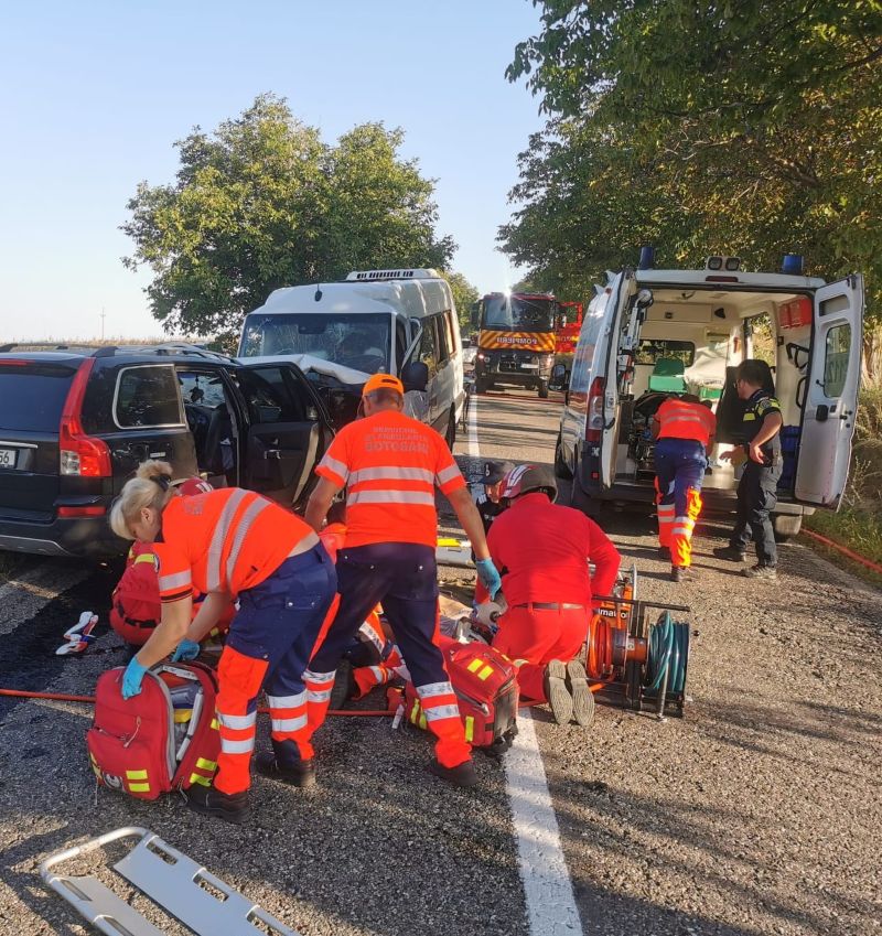 Știre actualizată. FOTO. Grav accident în care a fost implicat un microbuz de transport persoane – a fost activat Planul Roșu de Intervenție. Trei persoane au decedat