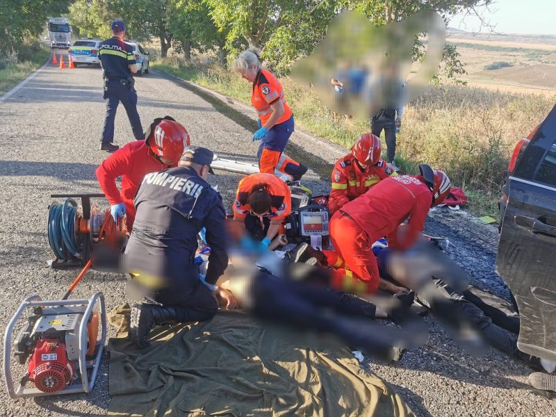 Știre actualizată. FOTO. Grav accident în care a fost implicat un microbuz de transport persoane – a fost activat Planul Roșu de Intervenție. Trei persoane au decedat