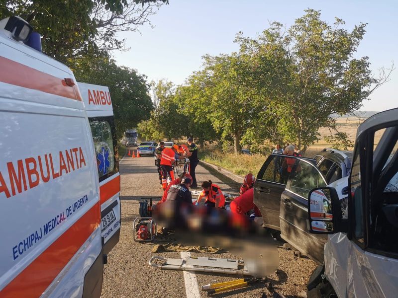 Știre actualizată. FOTO. Grav accident în care a fost implicat un microbuz de transport persoane – a fost activat Planul Roșu de Intervenție. Trei persoane au decedat