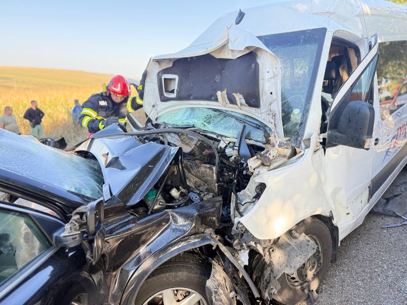 Știre actualizată. FOTO. Grav accident în care a fost implicat un microbuz de transport persoane – a fost activat Planul Roșu de Intervenție. Trei persoane au decedat