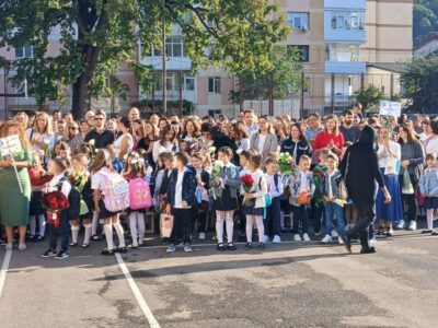 Video – foto. Festivități marcate de proteste la deschiderea noului an școlar în Neamț