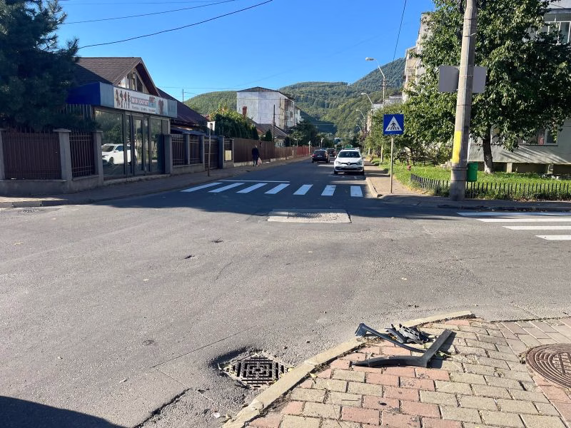 Foto. Accident în Piatra Neamț - 3 mașini implicate 2 Foto. Accident în Piatra Neamț - 3 mașini implicate