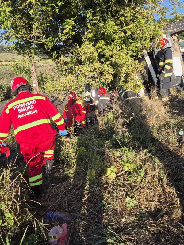 Camion cu floarea soarelui răsturnat la marginea șoselei. Șoferul rănit a ajuns la spital