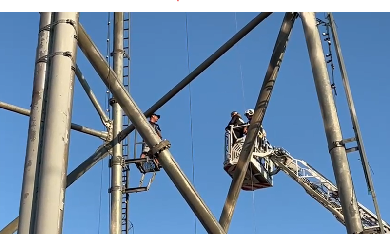 Video-foto. Piatra Neamț. Un bărbat s-a urcat pe stâlpul Telegondolei. După mai mult de o oră a fost convins să coboare în siguranță