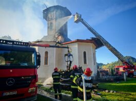 Video - foto.Suceava. Acoperișul și turlele Bisericii “Pogorârea Sfântului Duh” din Fundu Moldovei au fost mistuite de flăcări