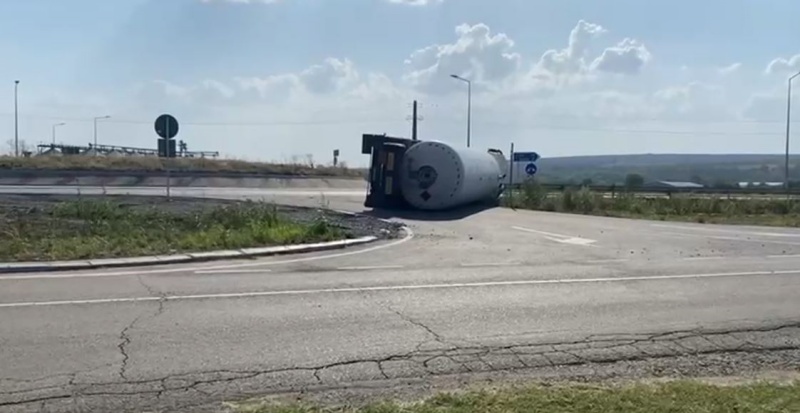 Vaslui: o cisternă cu gaz metan s-a răsturnat în trafic – autoritățile evacuează populația din zonă