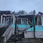 FOTO. Neamț. Casă cuprinsă de flăcări de la un scurtcircuit electric