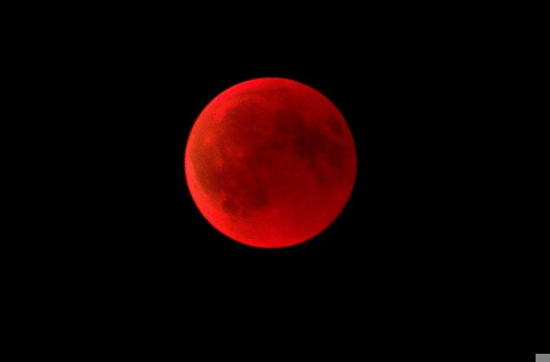 Fenomen rar și spectaculos: Luna sângerie!
