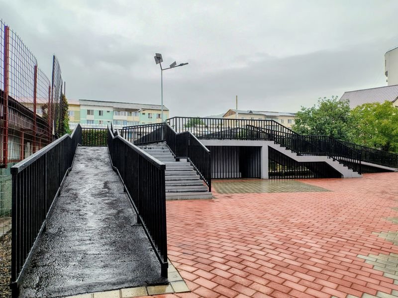 Pasarela pietonală de peste Cuejdi- piața centrală este funcțională