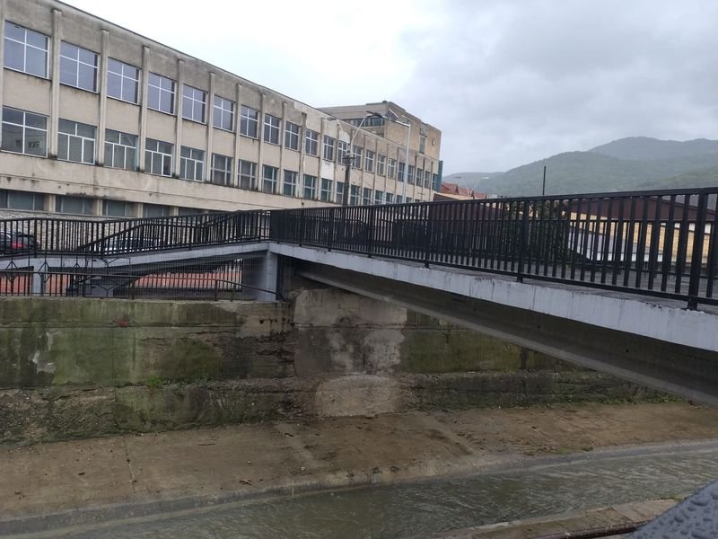 Pasarela pietonală de peste Cuejdi- piața centrală este funcțională 