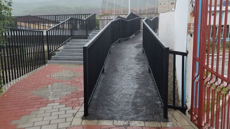 Pasarela pietonală de peste Cuejdi- piața centrală este funcțională