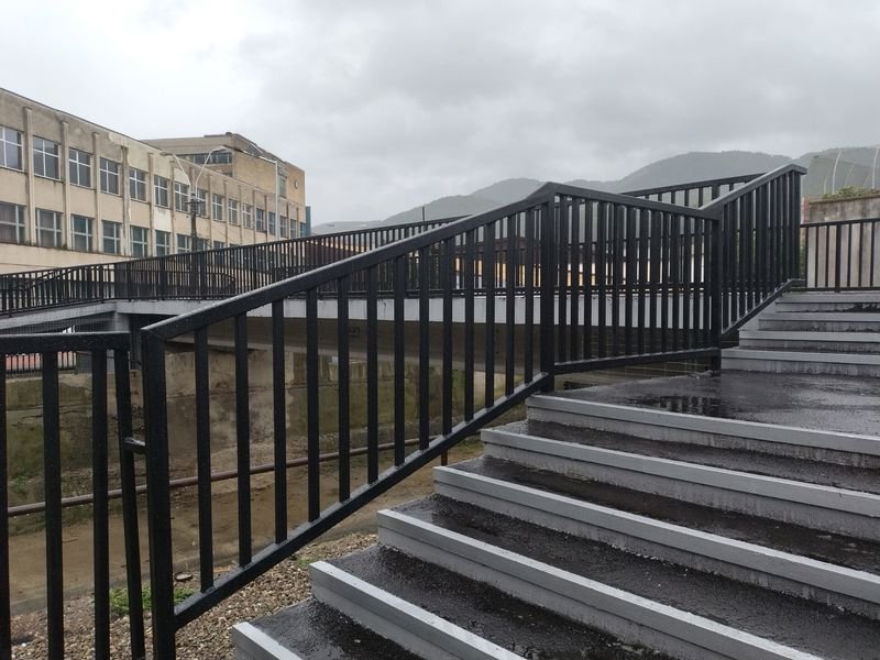 Pasarela pietonală de peste Cuejdi- piața centrală este funcțională 