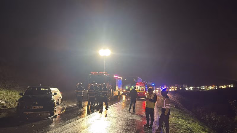 Suceava. Accident în lanț cu patru mașini implicate și trei persoane transportate la spital